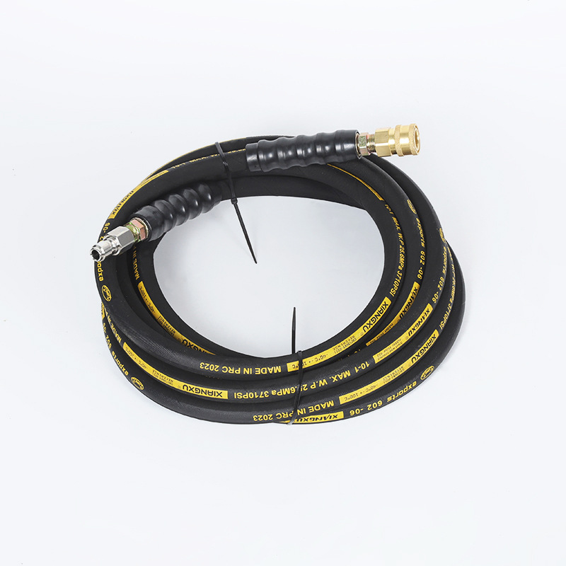 Сад поливает шланг высокого давления