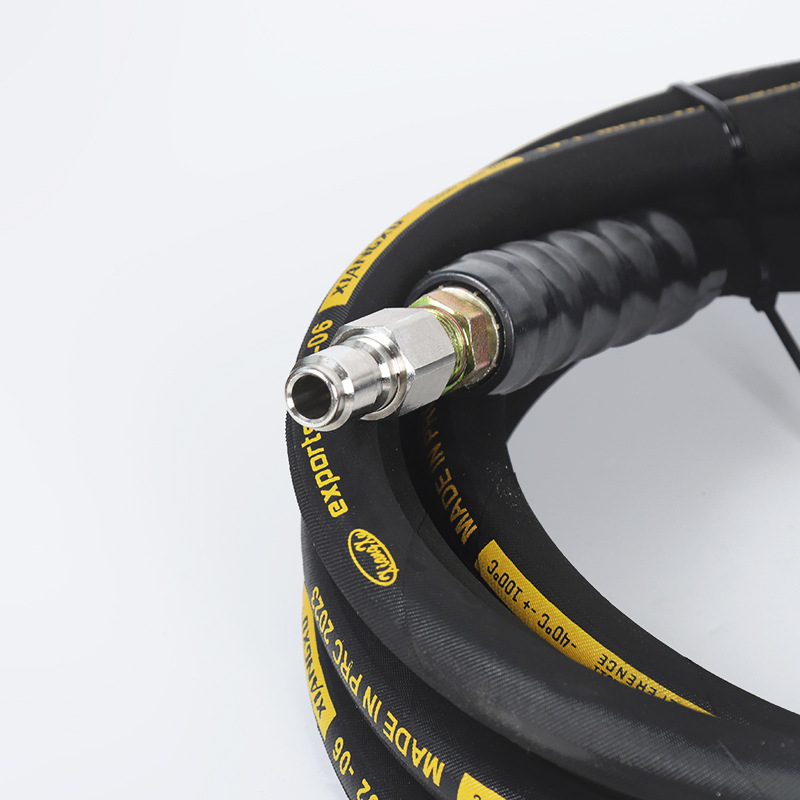 Сад поливает шланг высокого давления