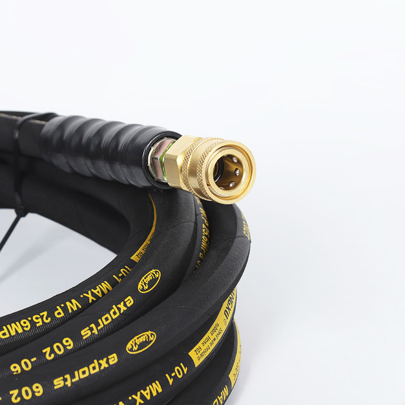 Сад поливает шланг высокого давления