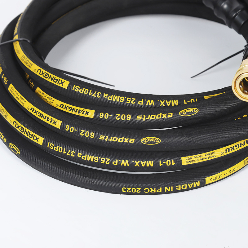 Сад поливает шланг высокого давления