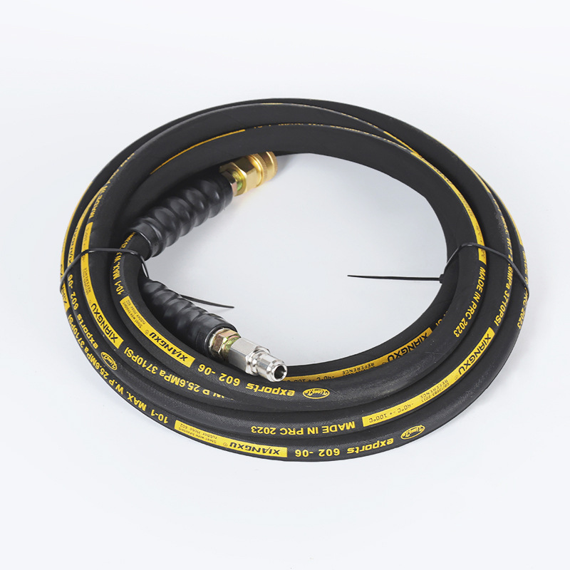 Сад поливает шланг высокого давления